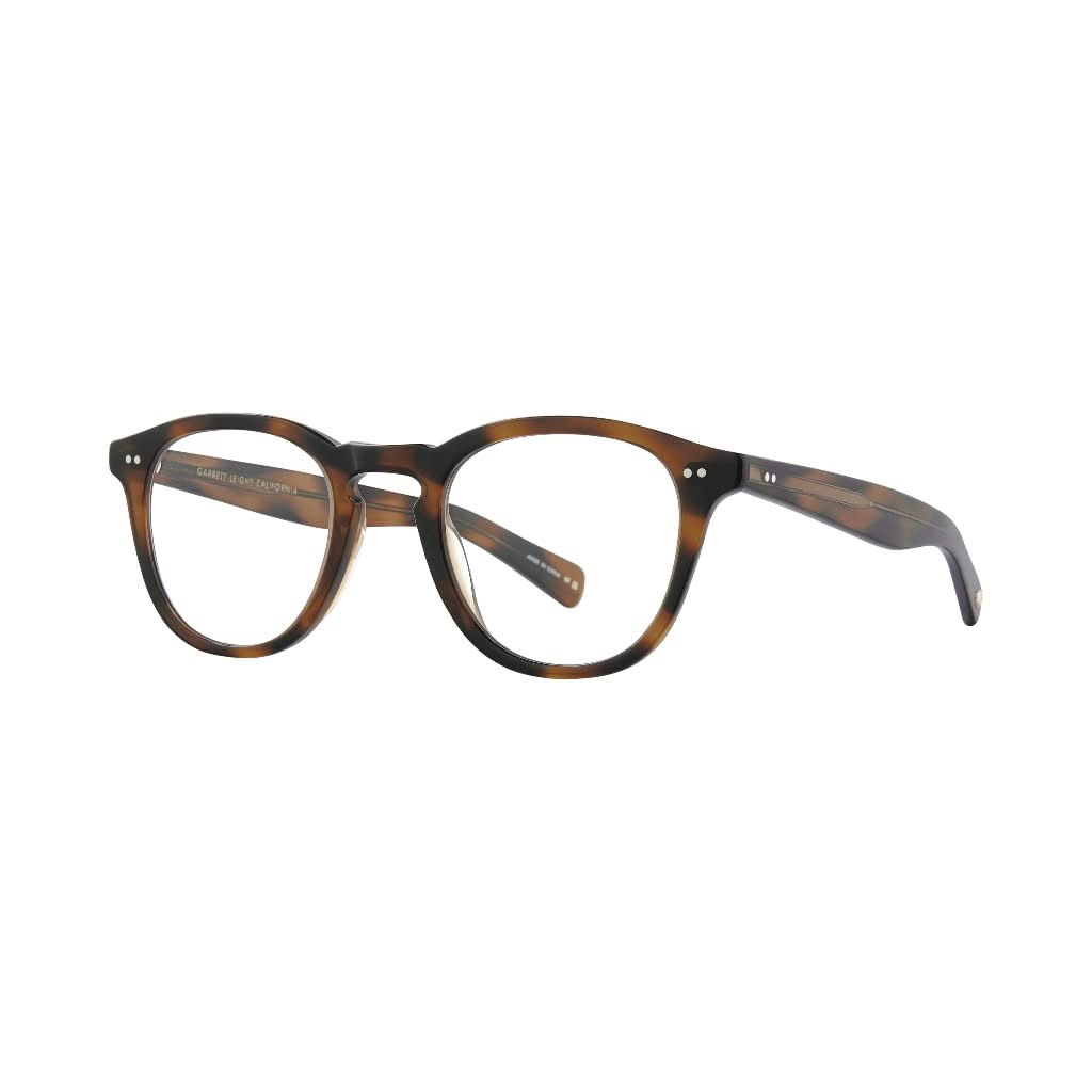 Detailansicht der Garrett Leight Brille, Modell Hampton X in der Farbe Spotted Brown, erhältlich bei Optik Bartholomä in München. Fein verarbeiteter, gepunkteter Braunrahmen mit subtilen Akzenten für einen klassischen, aber auffälligen Look.