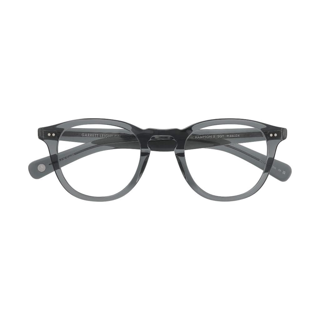 Frontansicht der Garrett Leight Brille, Modell Hampton X in der Farbe Sea Grey, erhältlich bei Optik Bartholomä in München. Schlichtes Design in einem sanften Grauton, das eine perfekte Balance zwischen Modernität und Eleganz bietet.
