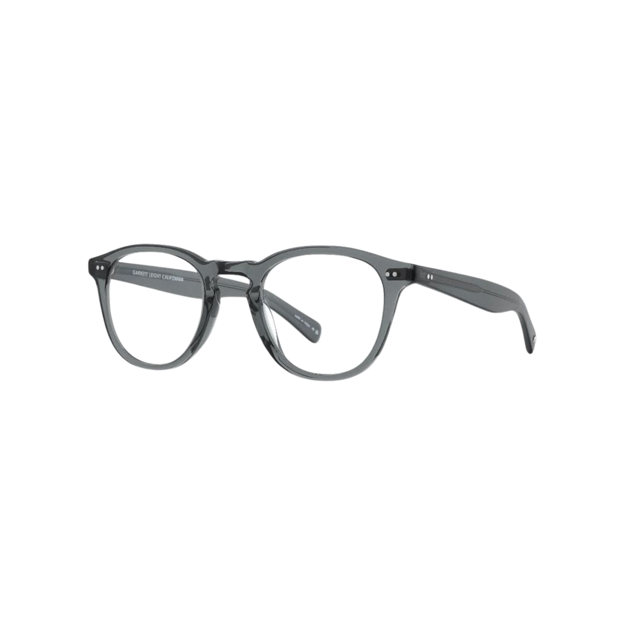Detailansicht der Garrett Leight Brille, Modell Hampton X in der Farbe Sea Grey, erhältlich bei Optik Bartholomä in München. Feine Verarbeitung des Sea Grey Rahmens, der eine edle und ruhige Ausstrahlung vermittelt.