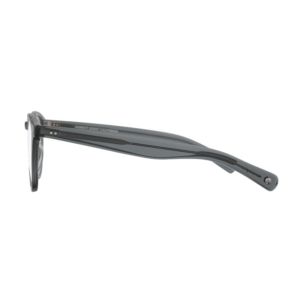 Seitenansicht der Garrett Leight Brille, Modell Hampton X in der Farbe Sea Grey, erhältlich bei Optik Bartholomä in München. Modernes Design in einem sanften Grauton mit eleganter Linienführung.