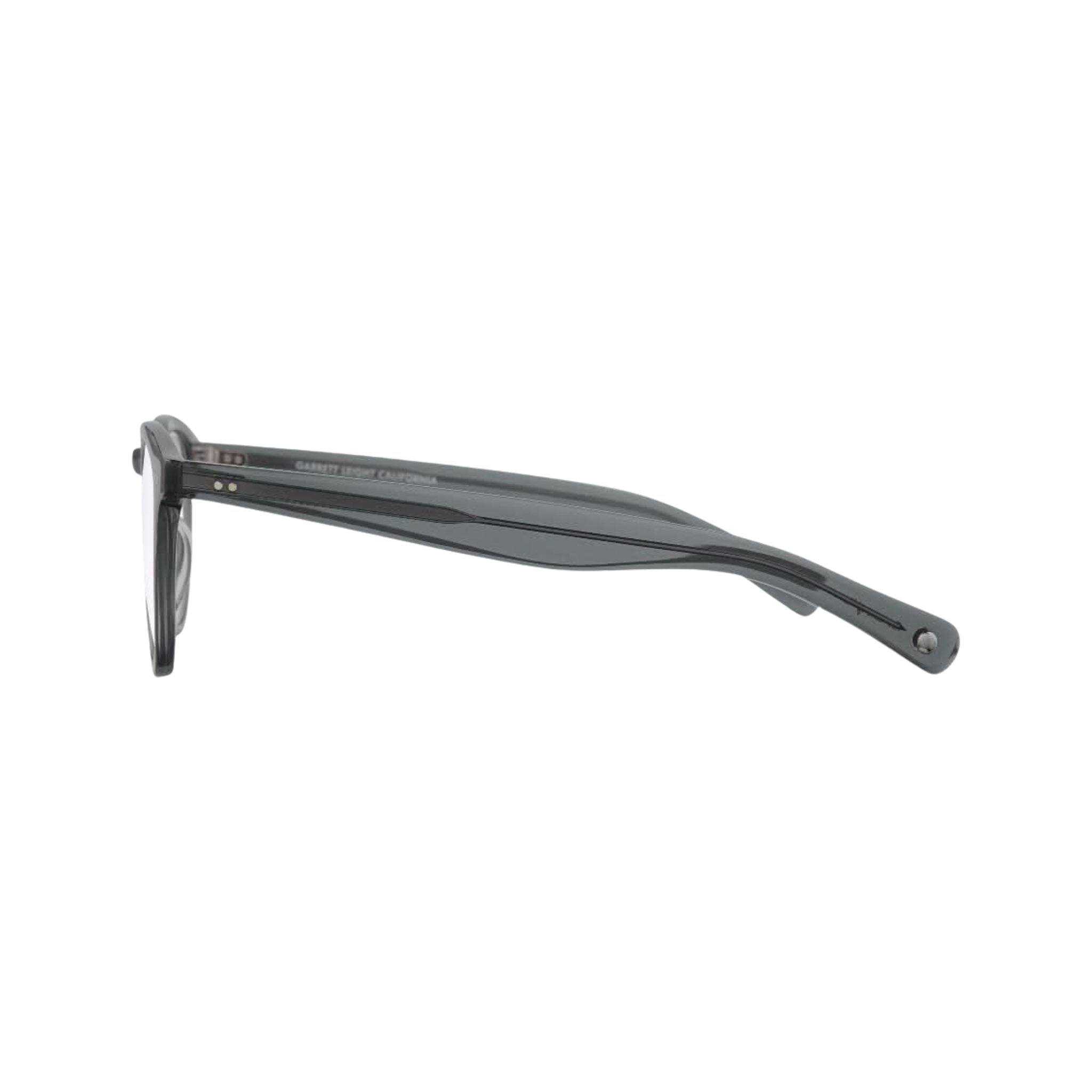 Seitenansicht der Garrett Leight Brille, Modell Hampton X in der Farbe Sea Grey, erhältlich bei Optik Bartholomä in München. Modernes Design in einem sanften Grauton mit eleganter Linienführung.