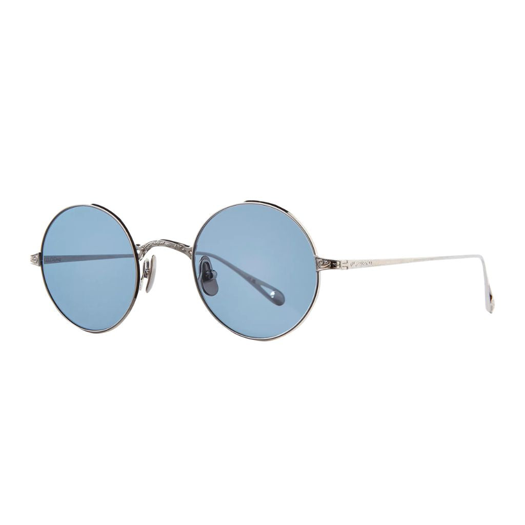 Detailaufnahme von limitierter Sonnnebrille GLCO x OZZY SUN aus Titan mit filigranen Details und Indigoblauen-Gläsern - Made in Japan exklusiv bei Optik Bartholomä München