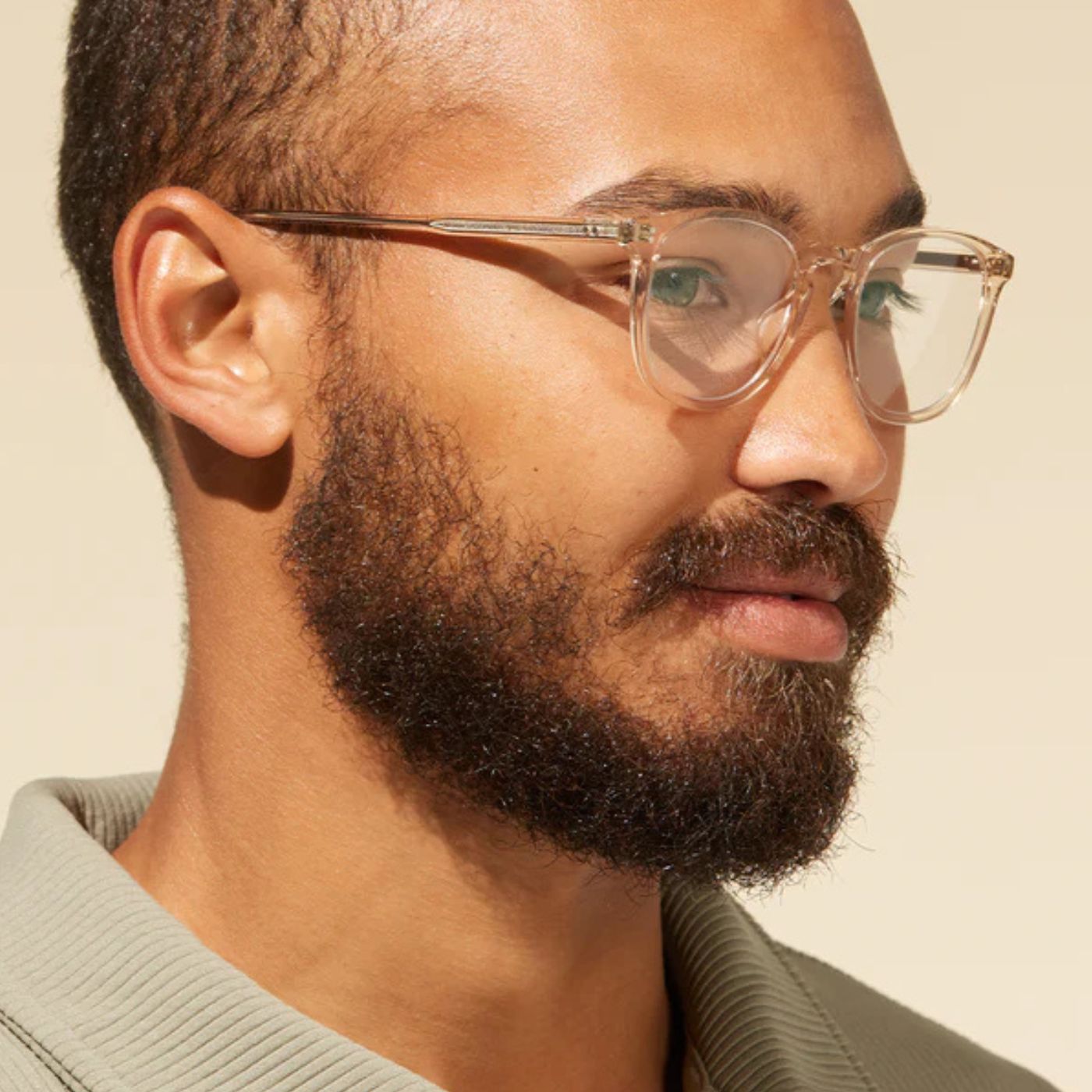 Individuelle Anpassung einer Gleitsichtbrille bei Brillen Schneider & Optik Bartholomä in München-Maxvorstadt – optimaler Tragekomfort und perfektes Seherlebnis.