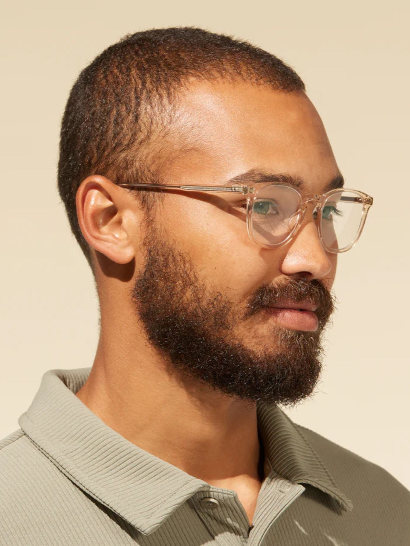 Individuelle Anpassung einer Gleitsichtbrille bei Brillen Schneider & Optik Bartholomä in München-Maxvorstadt – optimaler Tragekomfort und perfektes Seherlebnis.