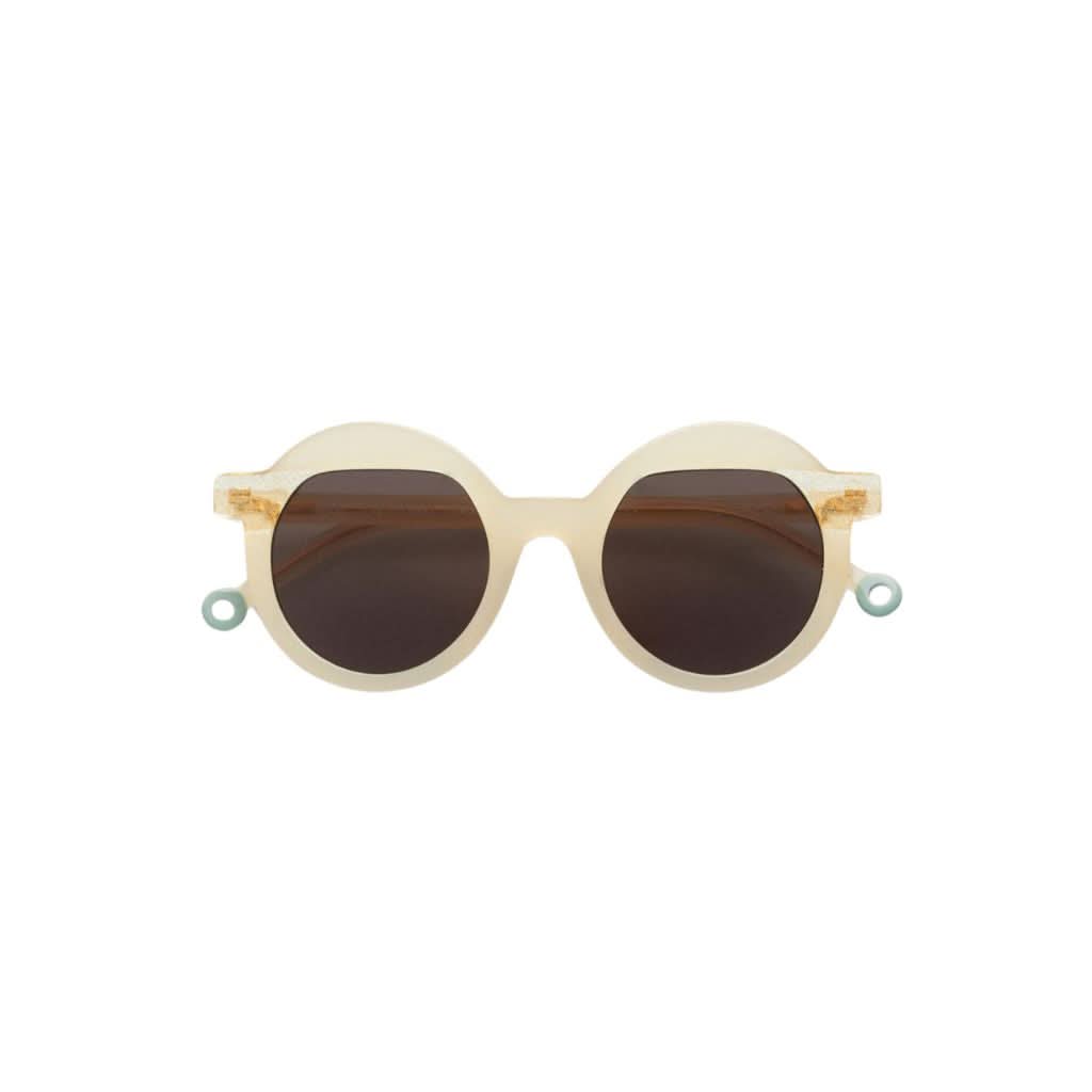 Vorderansicht der Kaleos Kids Kinder-Sonnenbrille Crewe Col. 2 in Beige mit Glitter-Beschichtung – exklusiv bei Brillen Schneider in München.