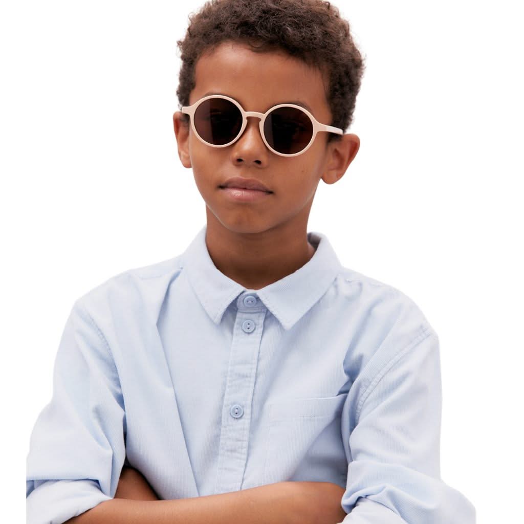 Kind trägt die Kaleos Kids Gardner col. 4 Sonnenbrille in Rosa – jetzt erhältlich bei Brillen Schneider in München.