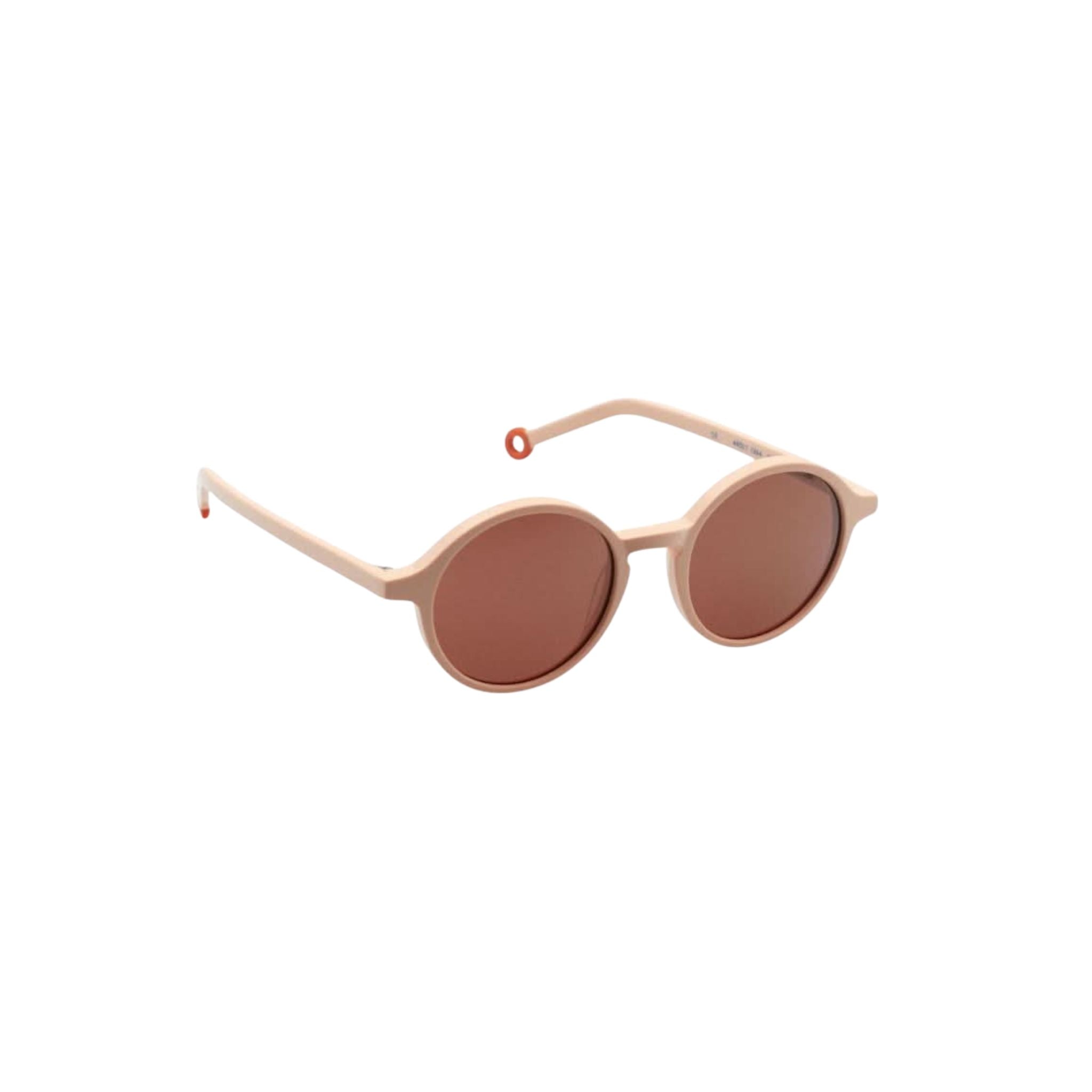 Seitenansicht der Kinder-Sonnenbrille in Rosa mit orangen Bügelenden – exklusiv bei Brillen Schneider in München.