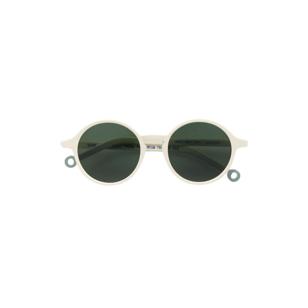 Vorderansicht der Kaleos Kids Gardner col. 1 - robuste Kinder-Sonnenbrille in Weiß – erhältlich bei Brillen Schneider in München.