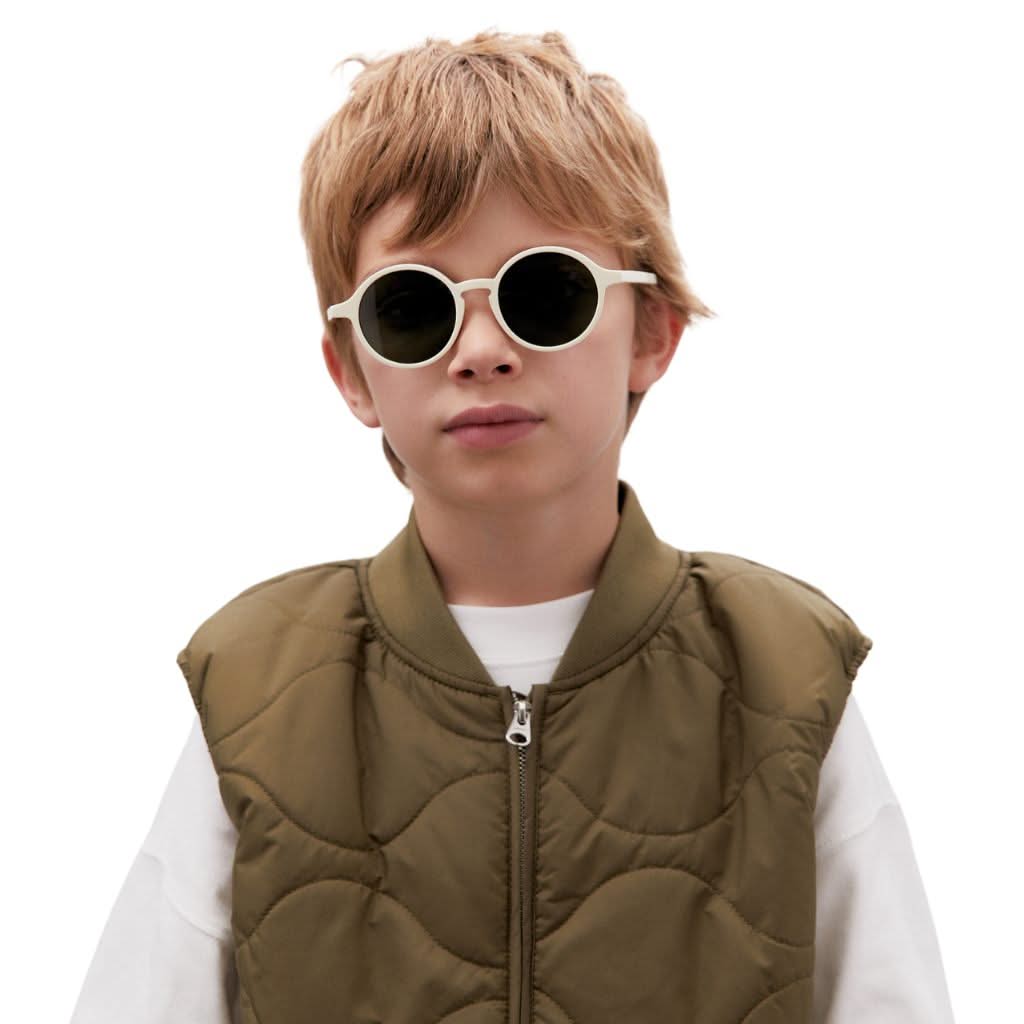 Kind mit stylischer Sonnenbrille Gardner col. 1 von Kaleos Kids – erhältlich bei Brillen Schneider in München.