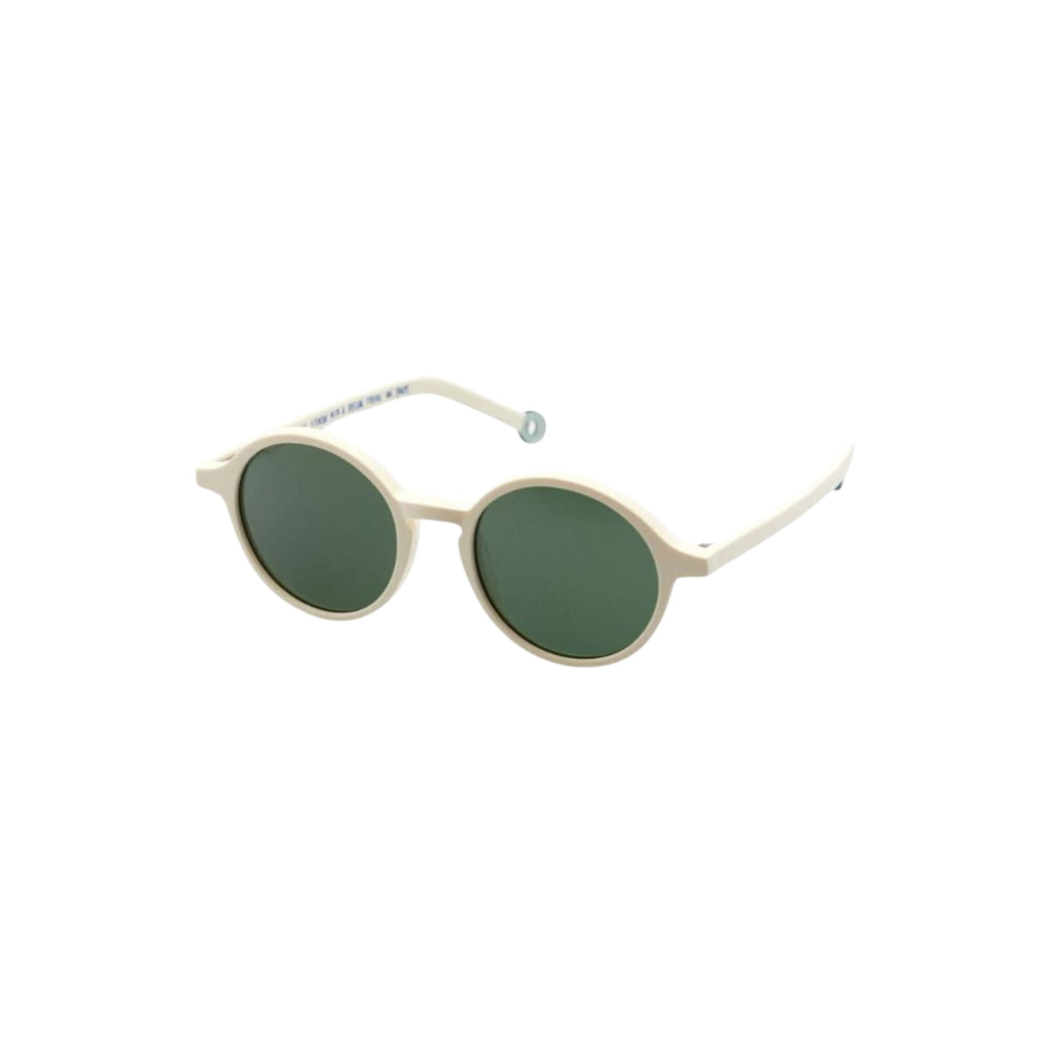 Seitenansicht der Kinder-Sonnenbrille mit grünen Bügelenden – exklusiv bei Brillen Schneider in München.