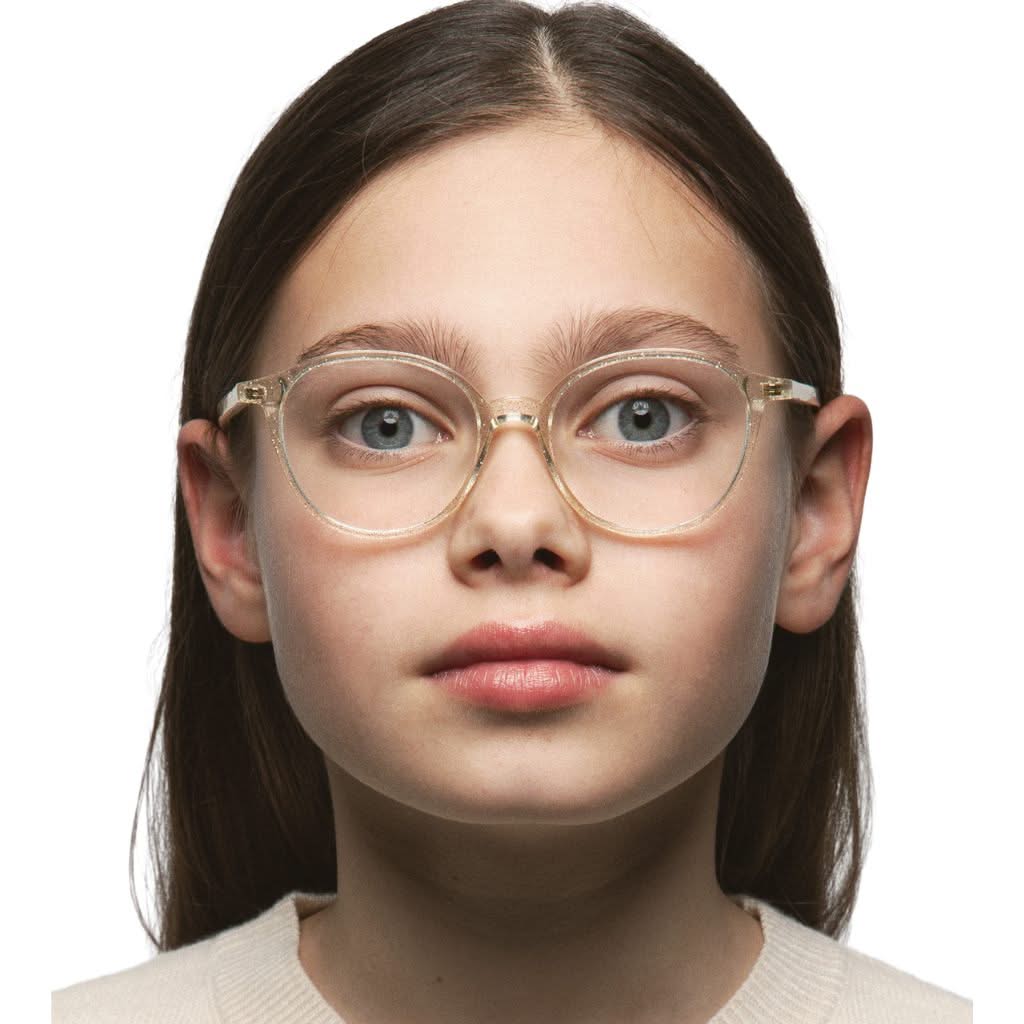 Kind trägt die Kaleos Kids Kusakabe col. 3 Glitzer-Sehbrille in Kristall – exklusiv erhältlich bei Brillen Schneider in München.