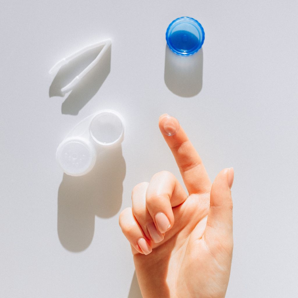 präzise Kontaktlinsen Beratung und Anpassung bei Brillen Schneider - Optiker München Maxvorstadt