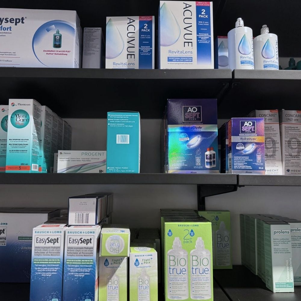 Kontaktlinsen und Pflege bei Brillen Schneider in München – professionelle Beratung und Anpassung von Marken wie Acuvue, Air Optix und Bausch + Lomb.
