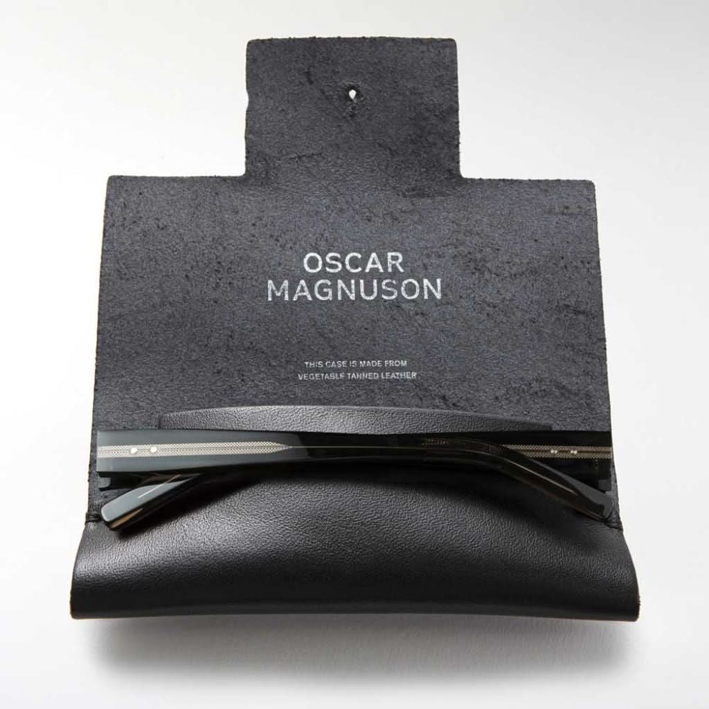 Natürliches Lederetui von Oscar Magnuson - Brillendesign aus Schweden bei Brillen Schneider in München