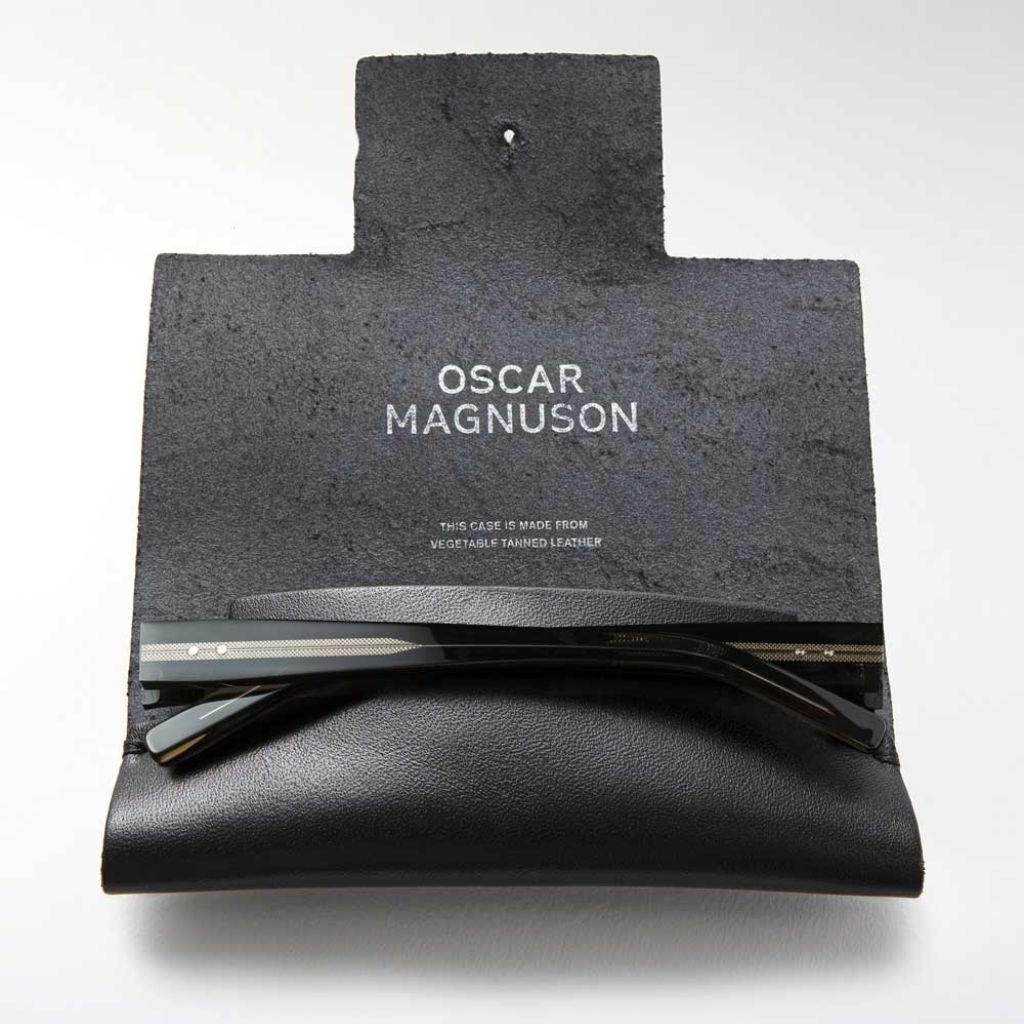 Natürliches Lederetui für die Brillen von Oscar Magnuson bei Brillen Schneider in München