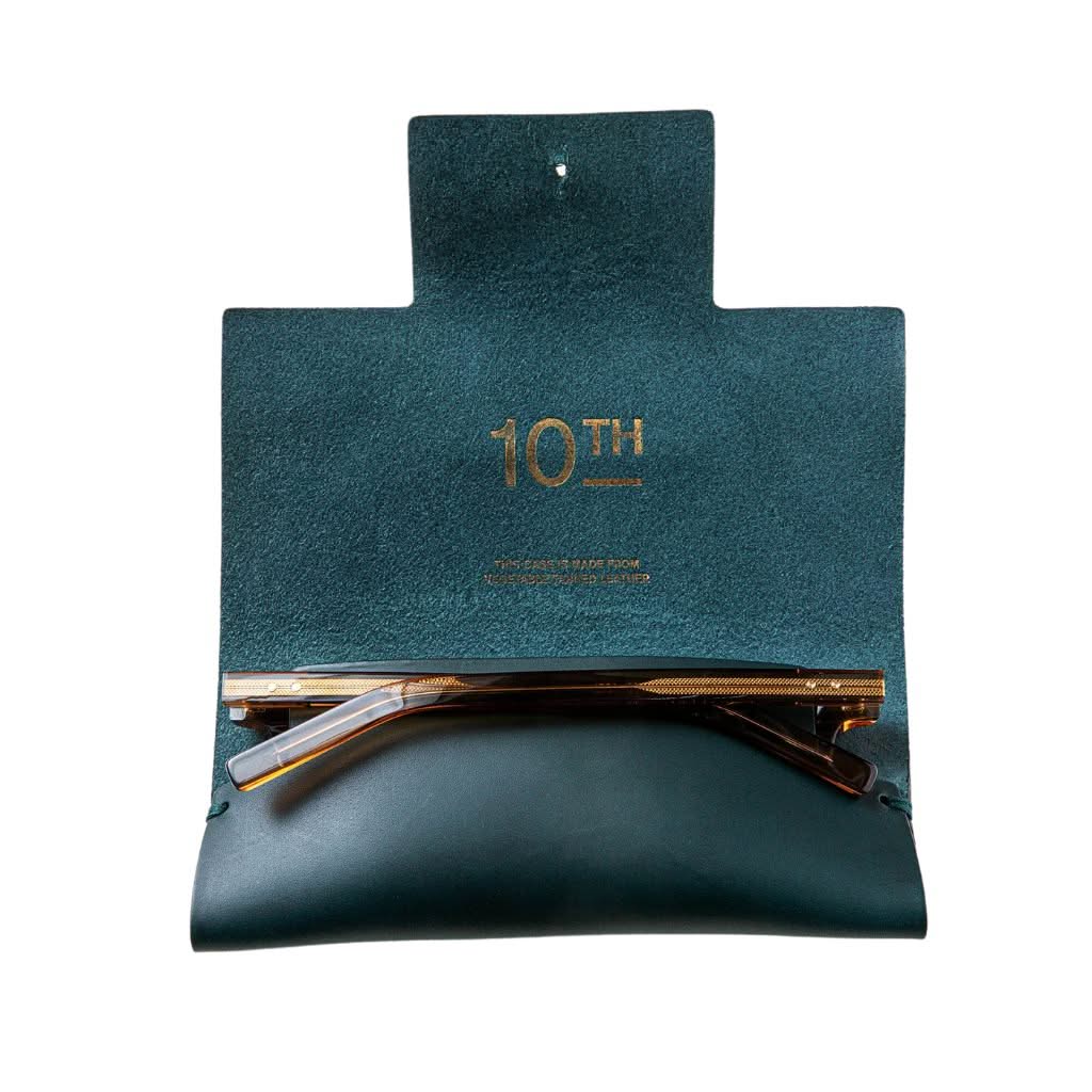 Lederetui geöffnet 10th limited Edition Oscar Magnuson exklusiv bei Brillen Schneider in München entdecken.