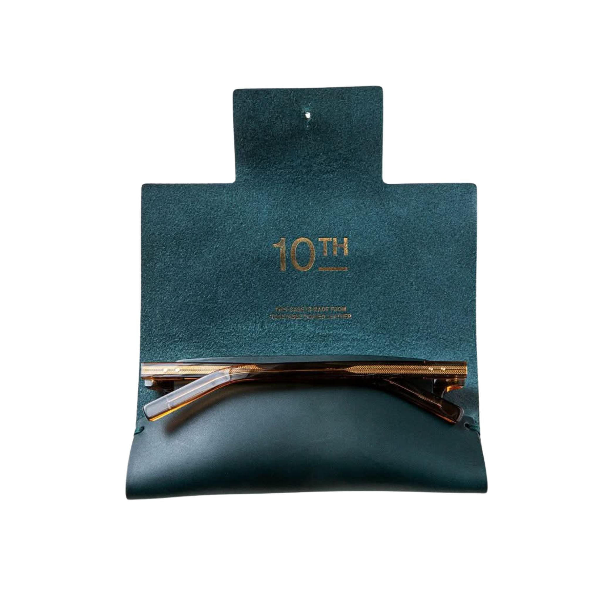 Lederetui geöffnet 10th limited Edition Oscar Magnuson exklusiv bei Brillen Schneider in München entdecken.