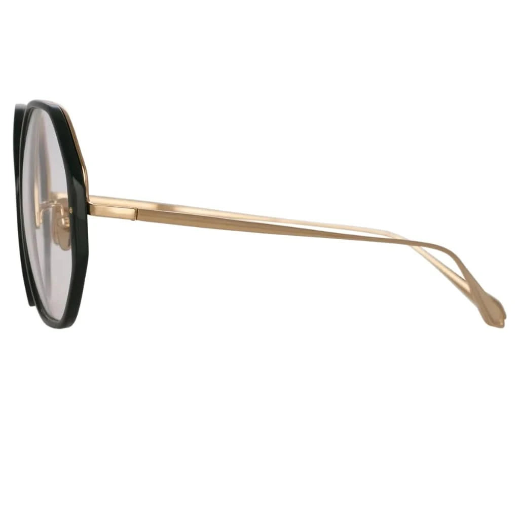 Die Linda Farrow Alona Forest Brille aus edlem Acetat, kombiniert mit einer eleganten weißen Kette, erhältlich bei Brillen Schneider, Ihrem Augenoptiker in München, für höchsten Tragekomfort und Stil.