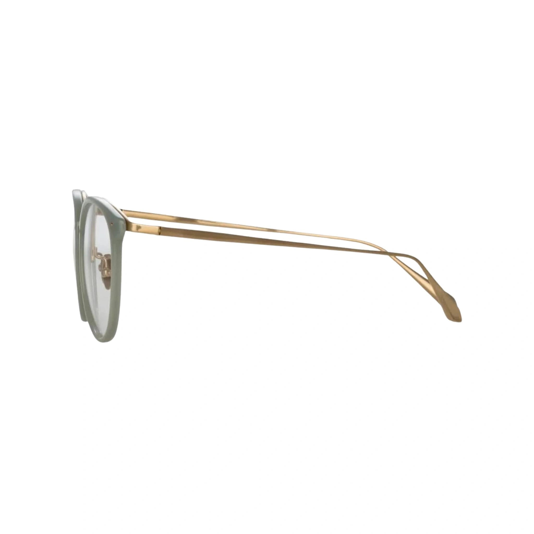 Die Linda Farrow Alona Forest Brille aus edlem Acetat, kombiniert mit einer eleganten weißen Kette, erhältlich bei Brillen Schneider, Ihrem Augenoptiker in München, für höchsten Tragekomfort und Stil.