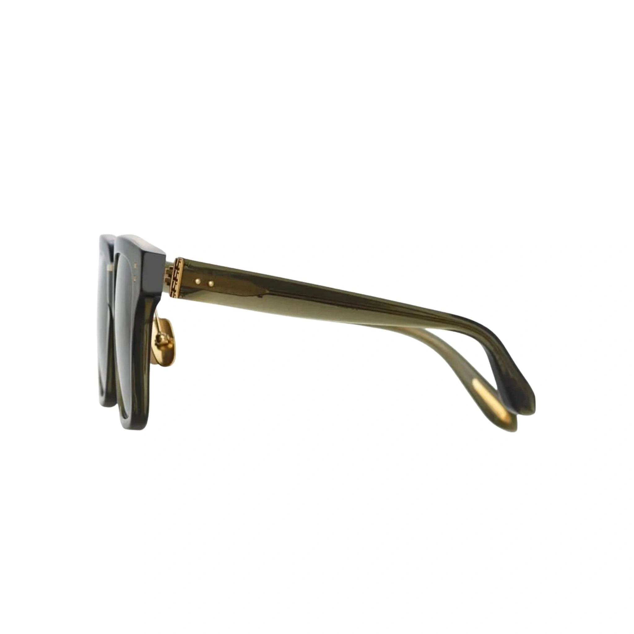 Die Linda Farrow Desiree Green Sonnenbrille kombiniert modernen Stil und elegantes Design. Diese Designerbrille finden Sie bei Brillen Schneider, Ihrem Augenoptiker in München.