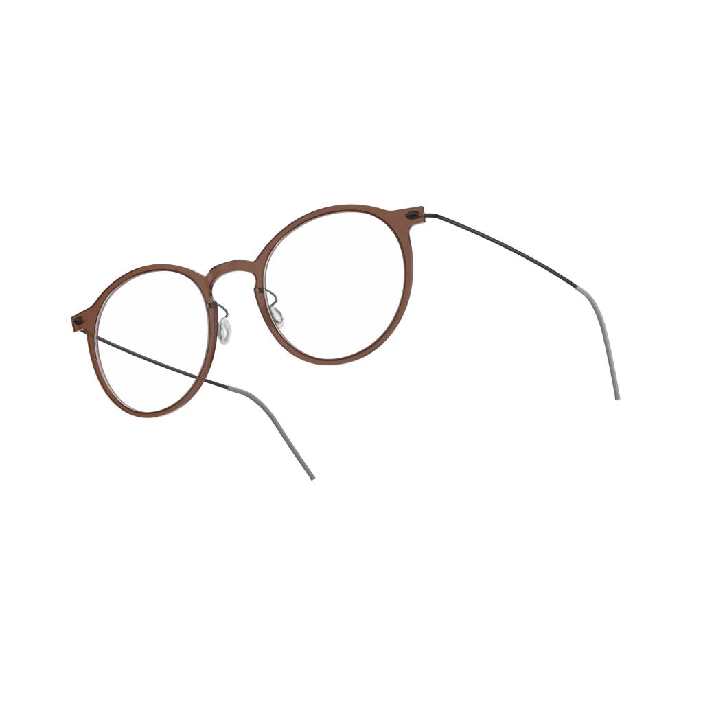 Brille Modell 6541 C02 von Lindberg -Seitenansicht der braun transparenten Acetatfront kombiniert mit filigranen Titanbügeln. Stilvolle und schlichte Ästhetik, erhältlich bei Brillen Schneider in München.