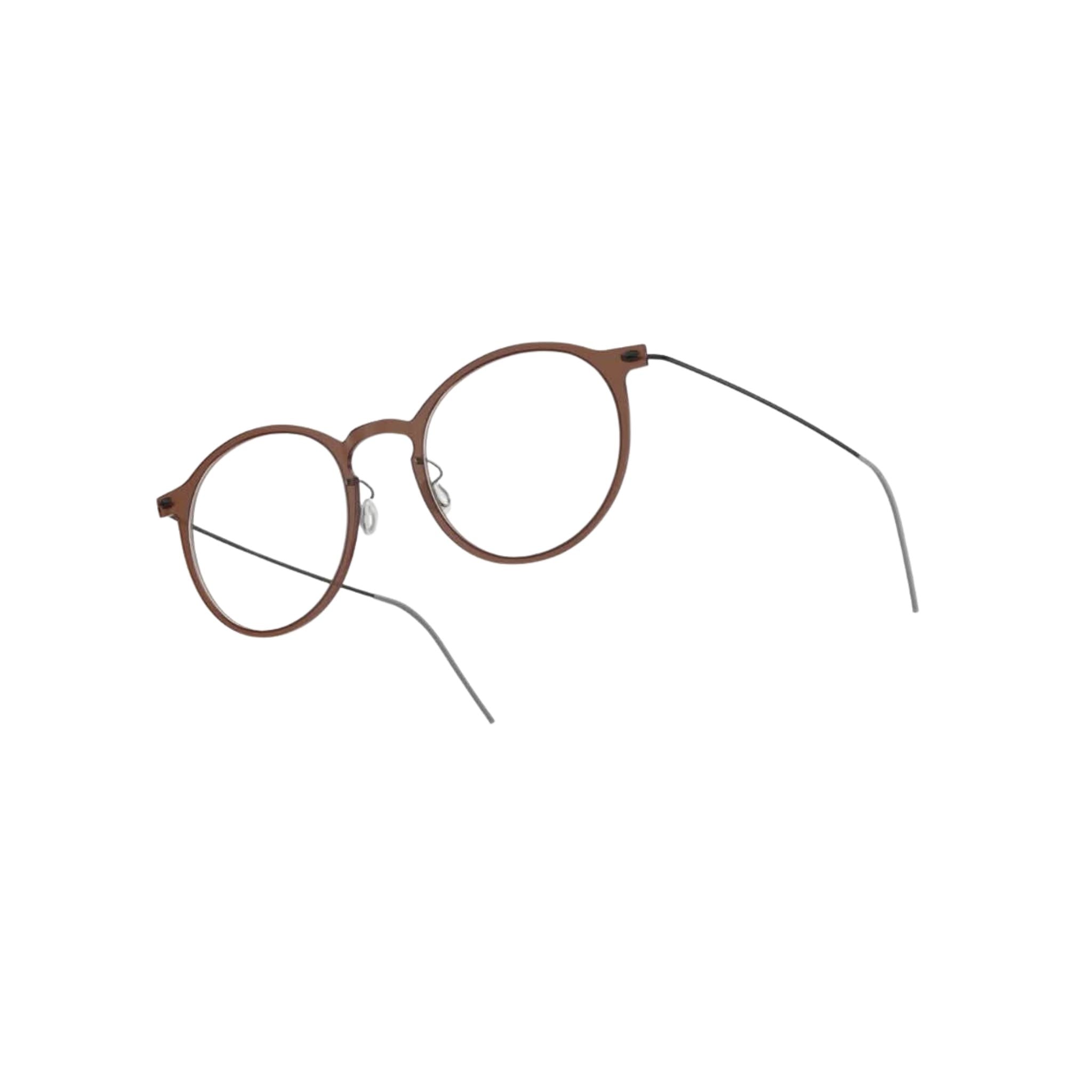 Brille Modell 6541 C02 von Lindberg -Seitenansicht der braun transparenten Acetatfront kombiniert mit filigranen Titanbügeln. Stilvolle und schlichte Ästhetik, erhältlich bei Brillen Schneider in München.