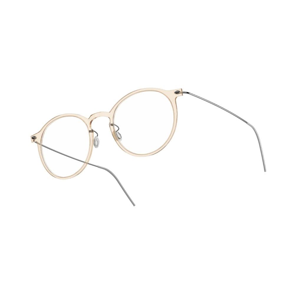 Brille Modell 6541 C21 von Lindberg - Seitenansicht der transparent braunen Acetatfront mit filigranen grauen Titanbügeln. Zeitloses Design mit hochwertiger Verarbeitung, erhältlich bei Brillen Schneider in München.