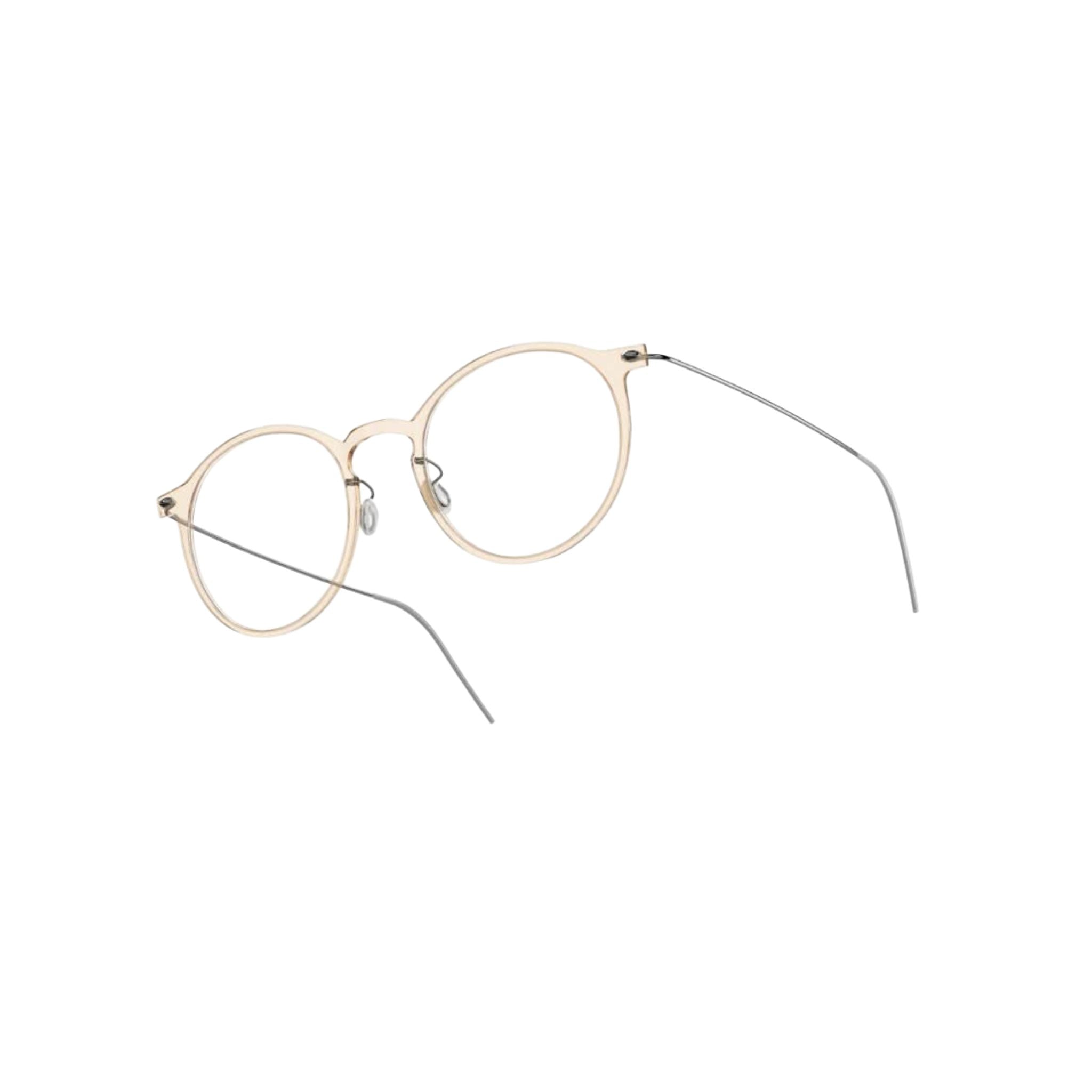 Brille Modell 6541 C21 von Lindberg - Seitenansicht der transparent braunen Acetatfront mit filigranen grauen Titanbügeln. Zeitloses Design mit hochwertiger Verarbeitung, erhältlich bei Brillen Schneider in München.