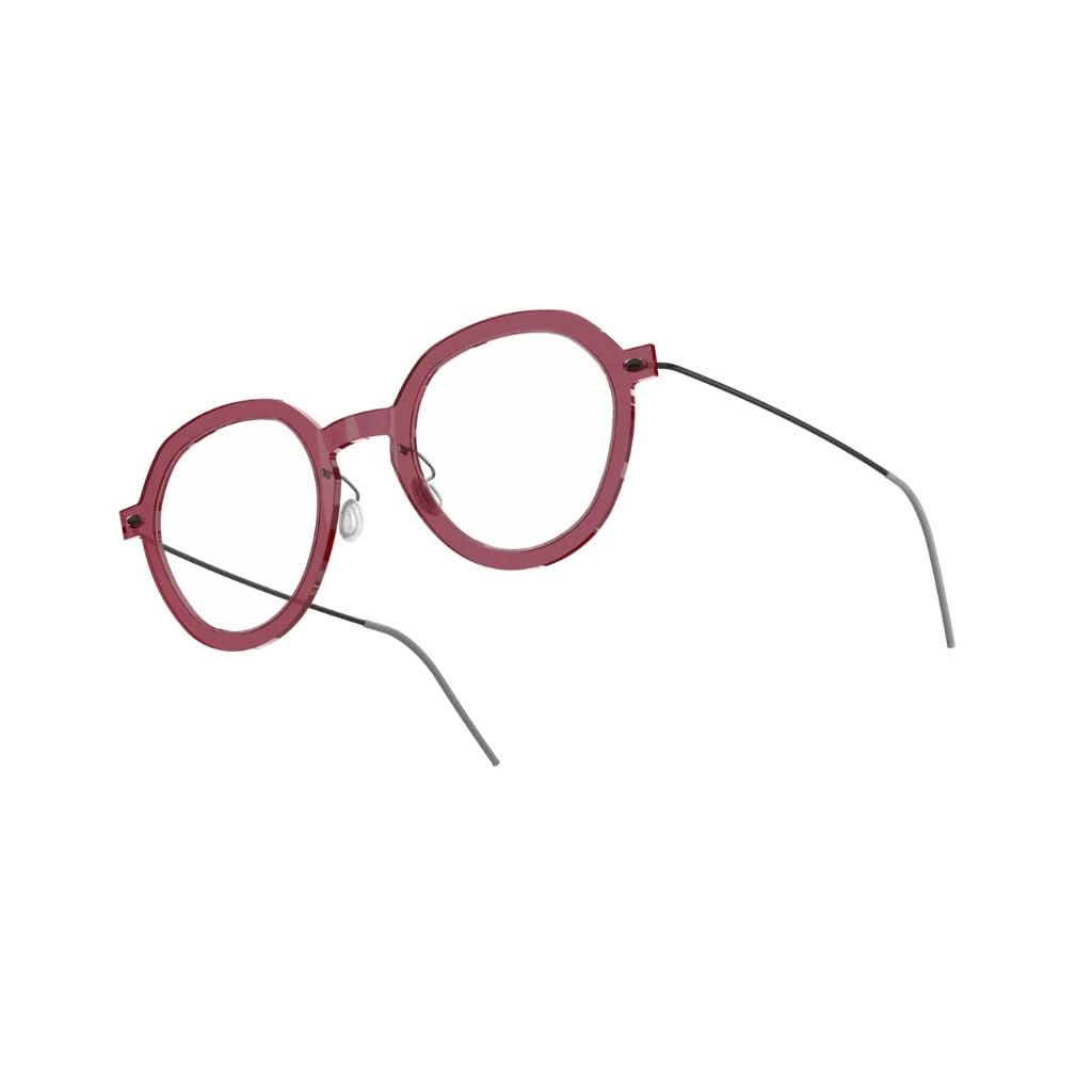 Seitliche Ansicht der Lindberg Brille 6640 C04 – transparente, leicht beerenrote Acetatfront kombiniert mit dezenten, grauen Titanbügeln. Runde Form für einen eleganten, modernen Look, erhältlich bei Brillen Schneider in München.