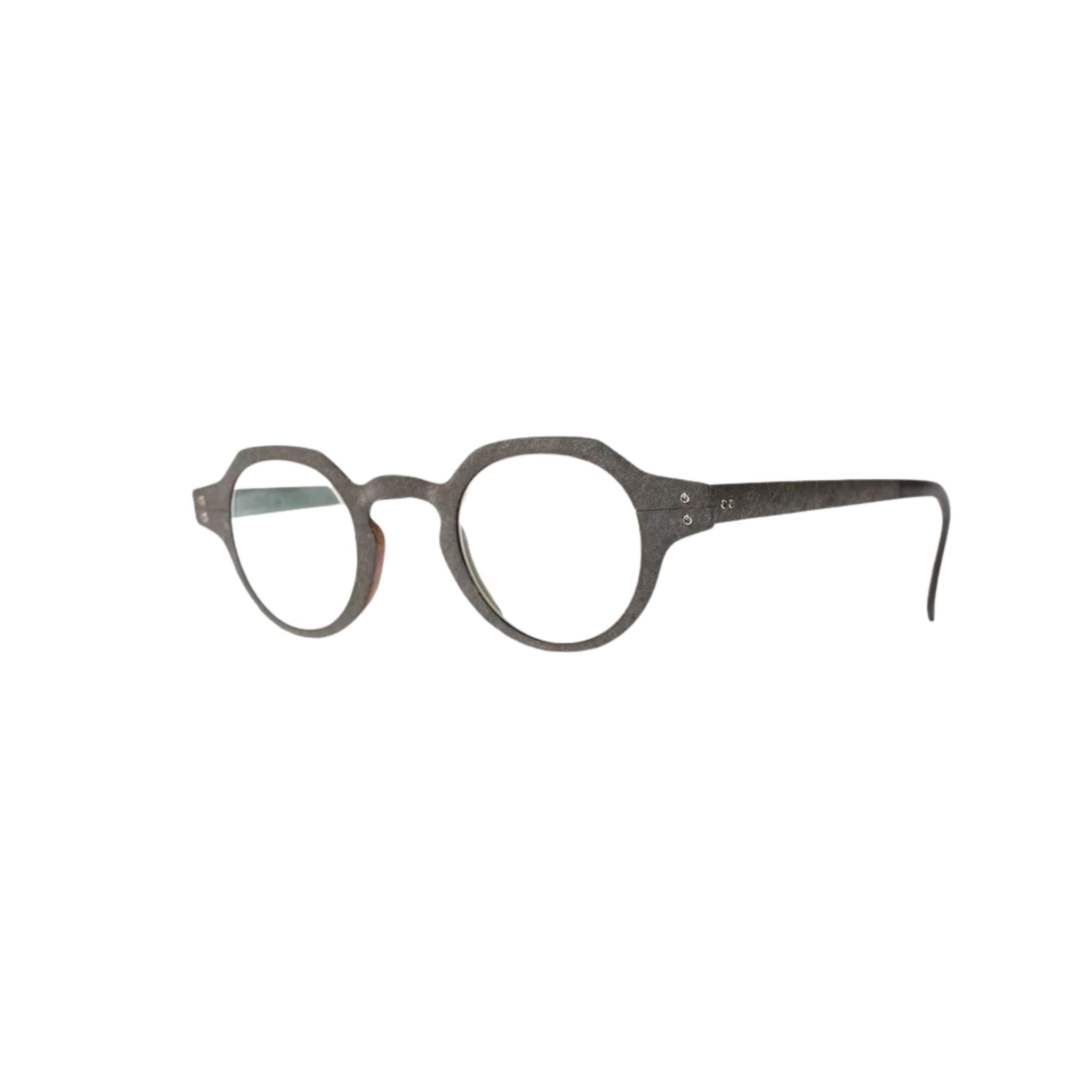 LUCAS DE STAËL Petrus 17 Col. 06 Brille Seitenansicht runde Designerbrille aus Stein und Leder BRILLEN SCHNEIDER München