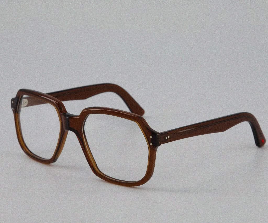 Alf Lunettes 24.23 Brown – zeitlose braune Brille mit edlem Design, verfügbar bei Brillen Schneider München. Perfekte Augenoptik und exzellenter Service.