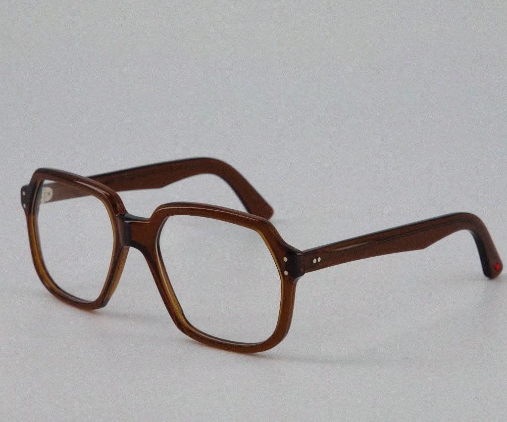 Alf Lunettes 24.23 Brown – zeitlose braune Brille mit edlem Design, verfügbar bei Brillen Schneider München. Perfekte Augenoptik und exzellenter Service.