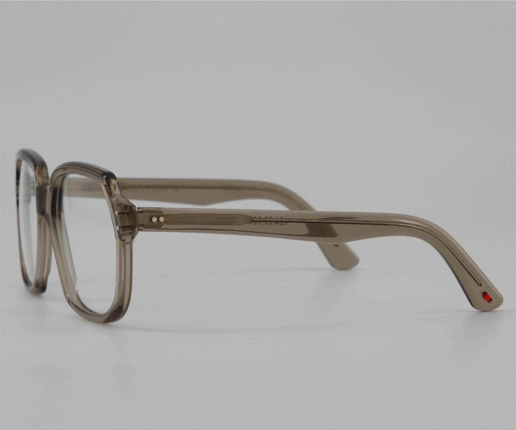 Lunettes Alf 24.23 Taupe – moderne taupefarbene Brille von Alf, erhältlich bei Brillen Schneider München. Ihr Augenoptiker für exklusive Designs und individuelle Beratung.