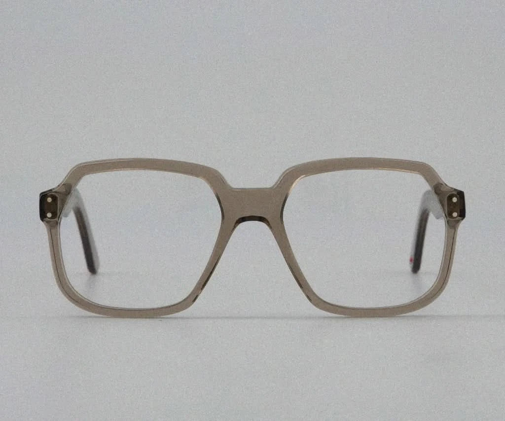 Alf Brille 24.23 Taupe – stilvolle taupefarbene Brille aus robustem Material, exklusiv bei Brillen Schneider München für anspruchsvolle Augenoptik.