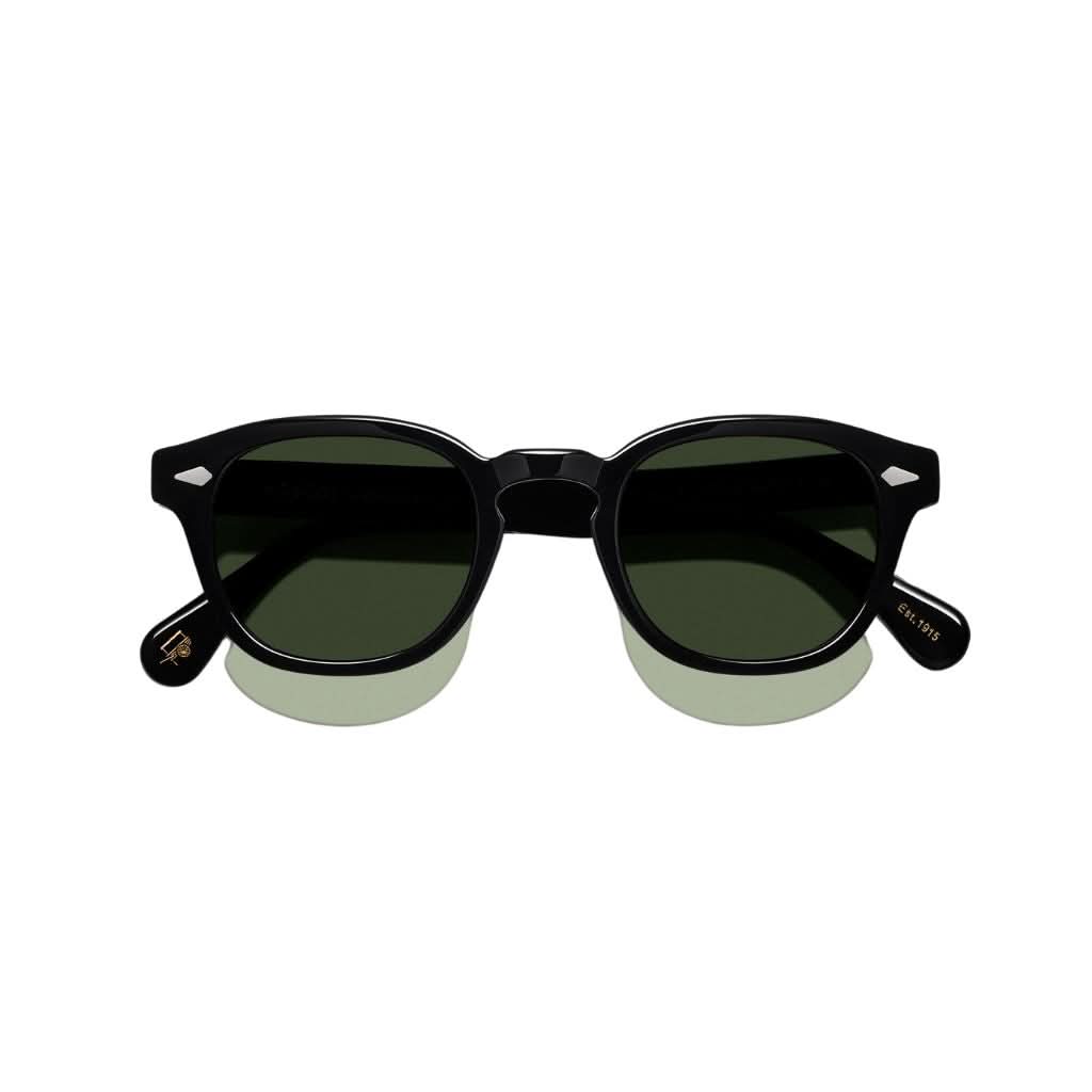 Moscot Lemtosh Sun in Black mit grünen Gläsern – klassische Sonnenbrille im Panto-Stil, erhältlich bei Optik Bartholomä in München.
