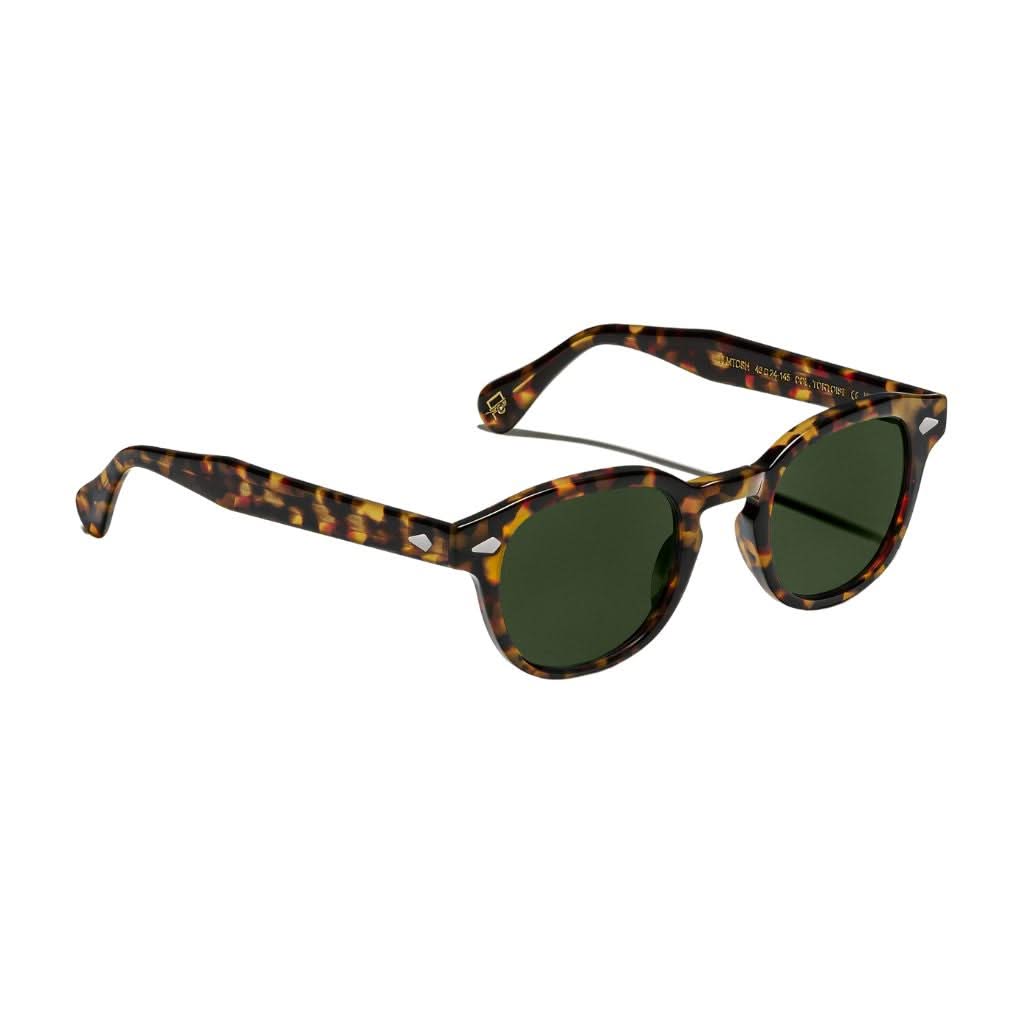Seitenansicht der Moscot Lemtosh Sun in Tortoise – markanter Acetatrahmen im Retro-Panto-Stil, mit grünen Gläsern, erhältlich bei Optik Bartholomä in München.