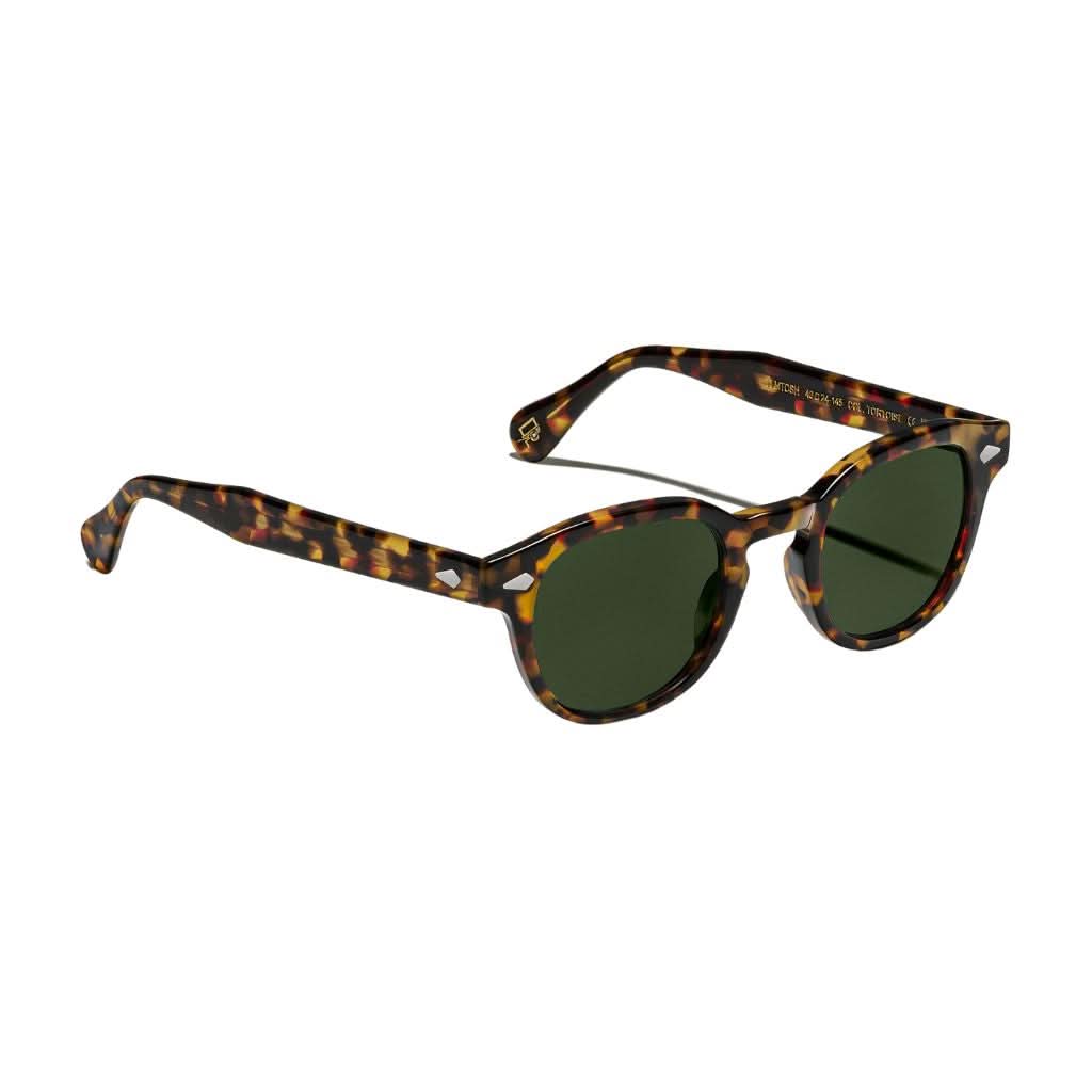 Seitenansicht der Moscot Lemtosh Sun in Tortoise – markanter Acetatrahmen im Retro-Panto-Stil, mit grünen Gläsern, erhältlich bei Optik Bartholomä in München.