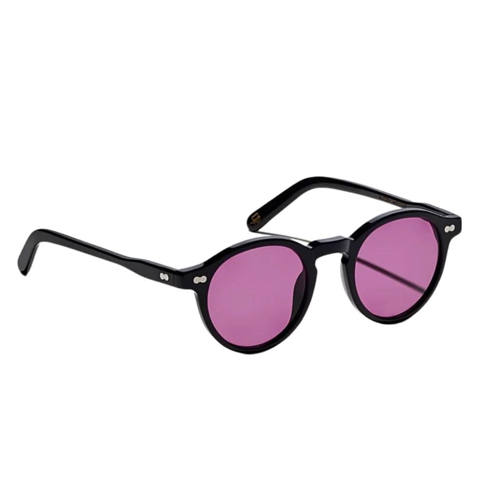 Seitenansicht der Moscot Miltzen Tints Sun Purple Nurple – klassische runde Sonnenbrille mit Schlüssellochsteg bei Optik Bartholomä München