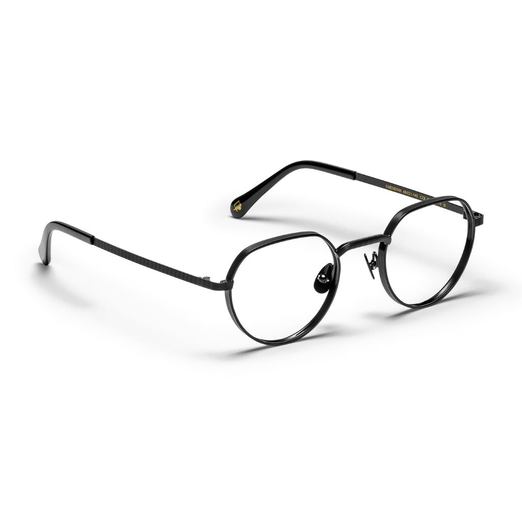 Die Brille SMENDRIK in Black  von Moscot in Seitenansicht, erhältlich bei Optik Bartholomä in München. Mit gestreiftem Metall und Acetat-Bügelspitzen für perfekten Komfort.
