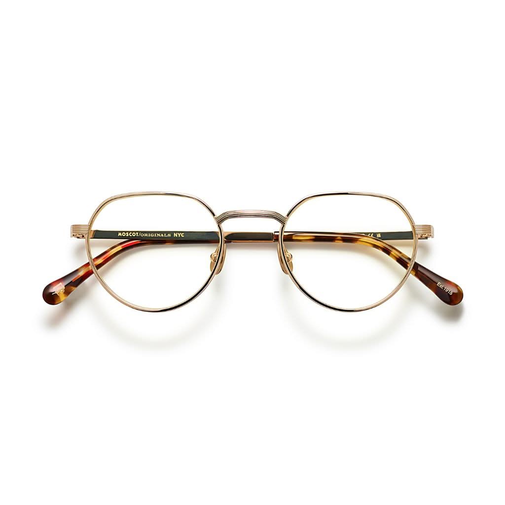 Die SMENDRIK Brille in Gold von Moscot, exklusiv erhältlich bei Optik Bartholomä in München. Elegantes Design mit hochwertigem Metallgestell für einen stilvollen Look.