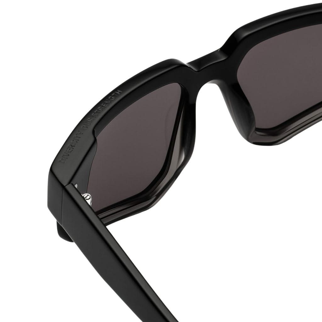 Detailansicht der Designer-Sonnenbrille Nirvan Javan Shades of Toronto 10:02:01 jetzt bei Brillen Schneider in München entdecken und besten Service genießen.