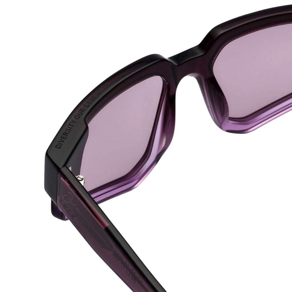 Detailansicht der Designer-Sonnenbrille Nirvan Javan Shades of Toronto 10:20:15 jetzt bei Brillen Schneider in München entdecken und besten Service genießen.