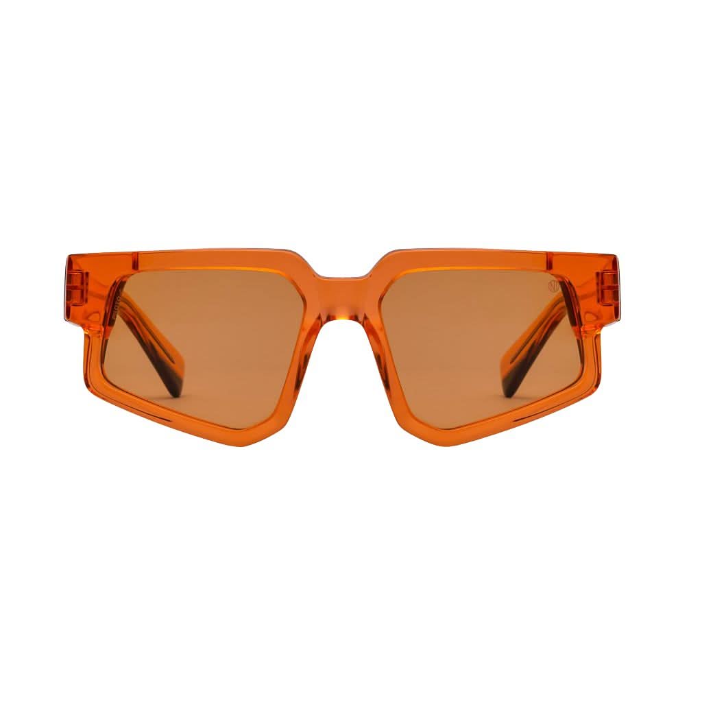Erlebe den urbanen Chic mit der Sonnenbrille Shades ofToronto 10:26:13von Nirvan Javan bei Brillen Schneider in München bieten dir nicht nur perfekten Sonnenschutz, sondern auch einen Hauch von internationalem Flair.