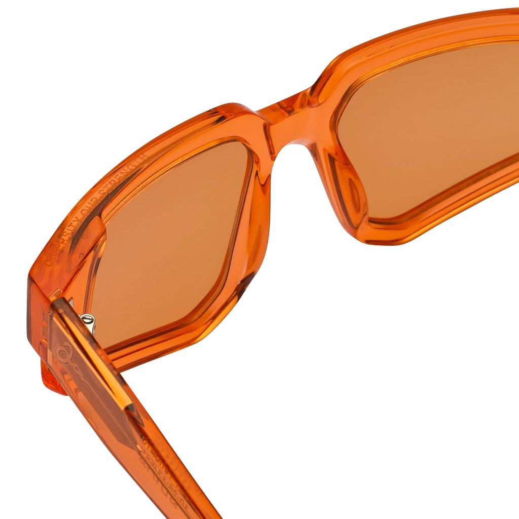 Die perfekte Kombination aus Design und Funktion – die Sonnenbrille Shades of Toronto 10:26:13 von Nirvan Javan jetzt bei Brillen Schneider in München entdecken.