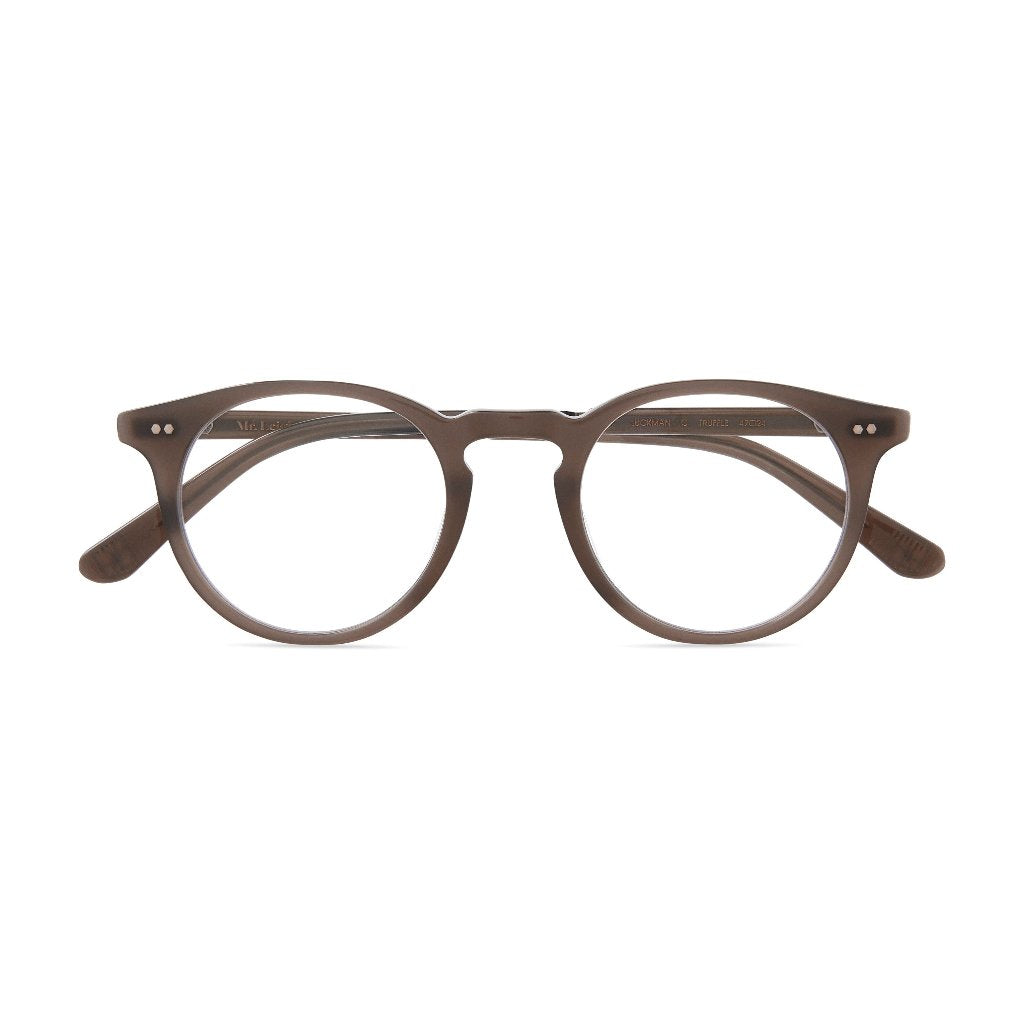 Mr. Leight Luckman C Truffle Pewter Designerbrille getragen von einer stilvollen Person – modernes Design für einen eleganten, zeitlosen Look, verfügbar bei Brillen Schneider, Ihrem Optiker in München