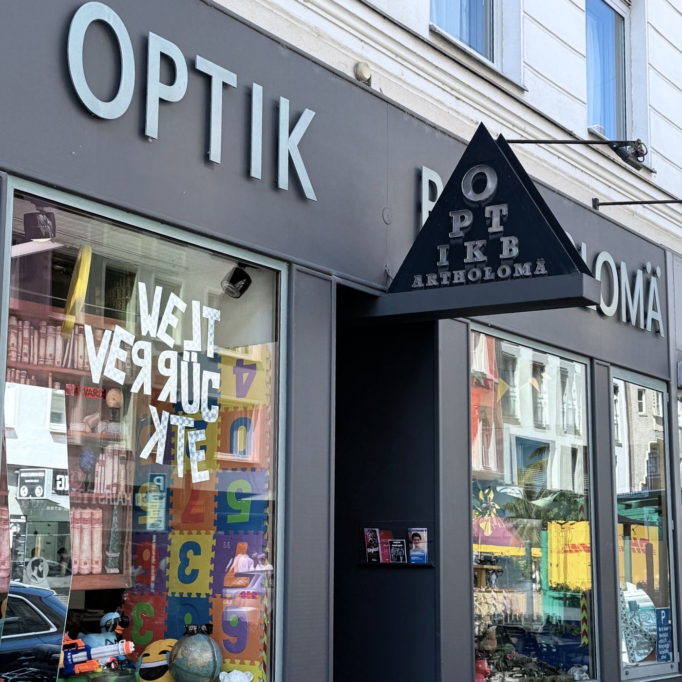 Ladenansicht von Optik Bartholomä in München – moderner Optiker mit eigener Meisterwerkstatt, individueller Brillenberatung und großer Auswahl an Brillenfassungen.