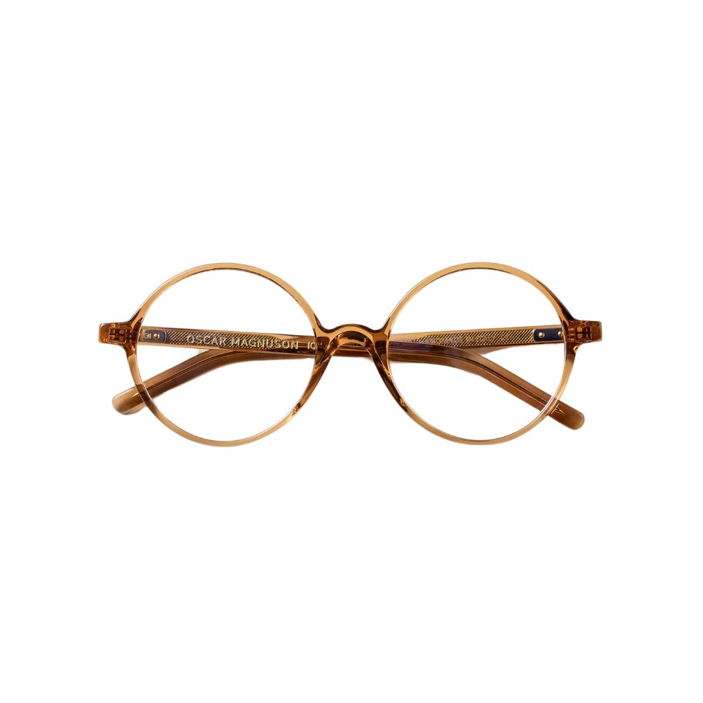 Brille IRIS 10th in Crystal Caramel von Oscar Magnuson – klassisches Panto-Design in limitied Edtion. Entdecken Sie dieses elegante Modell bei Brillen Schneider in München.