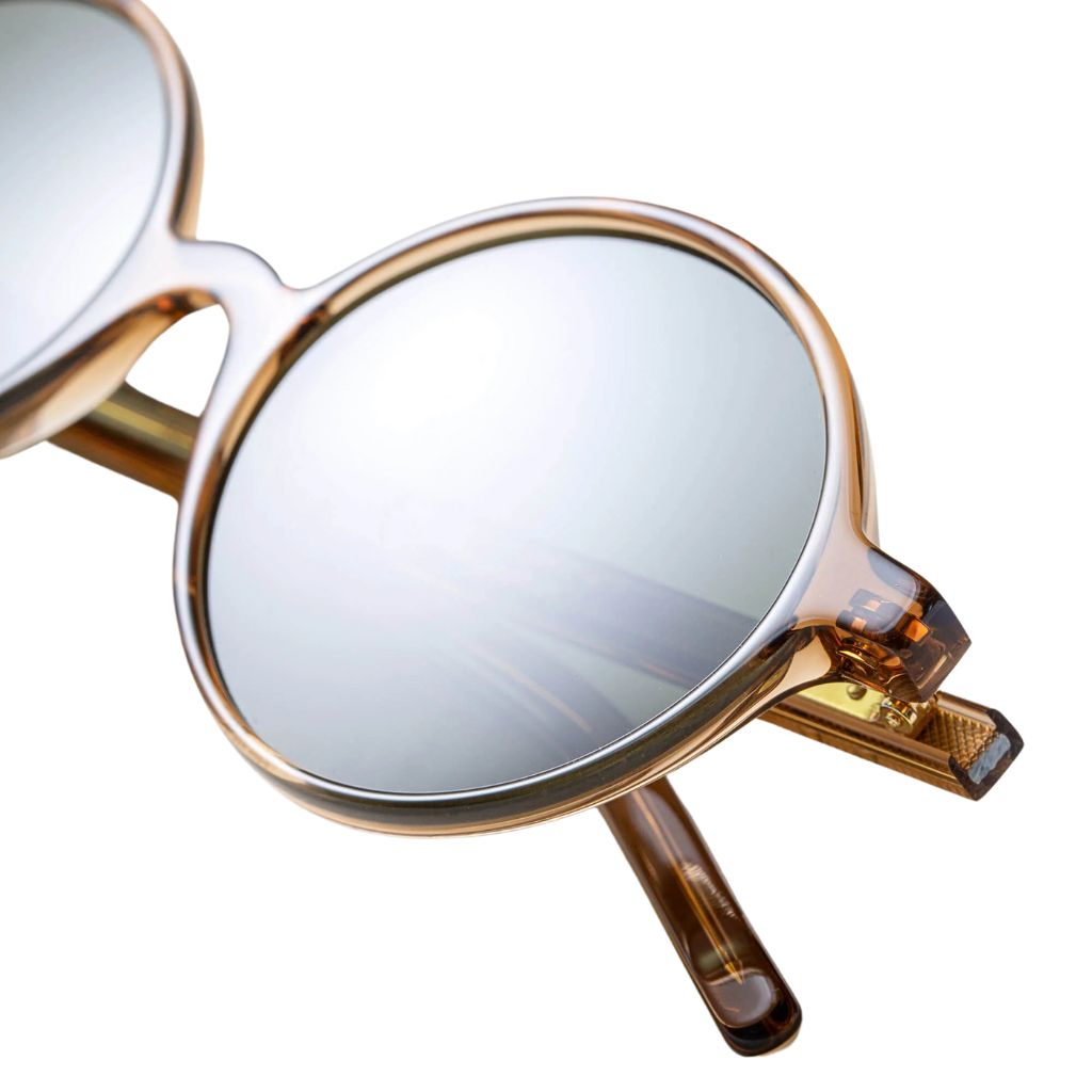 Elegante IRIS SUN Sonnenbrille in limitierter Auflage, handgefertigt aus umweltfreundlichem Bio-Acetat und erhältlich bei Brillen Schneider in München für stilbewusste Kunden.