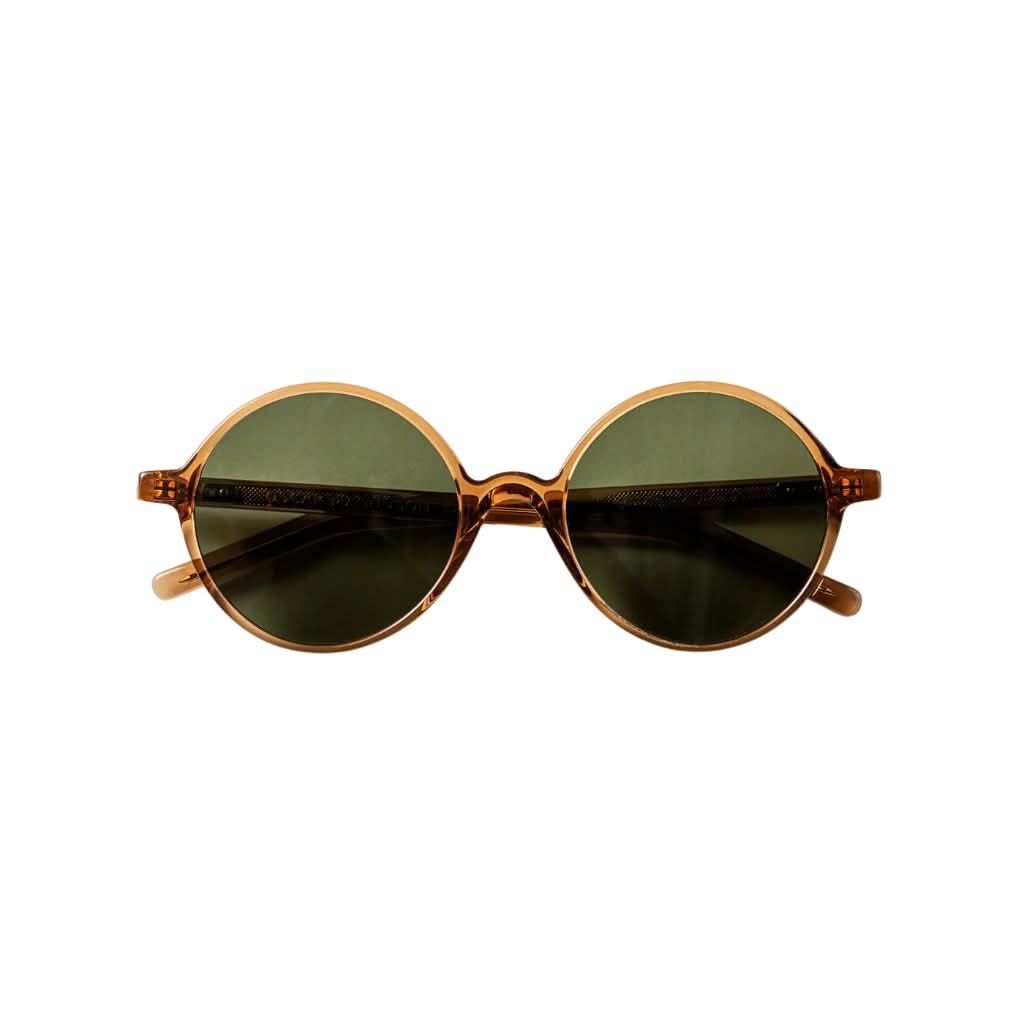 Limitierte IRIS SUN Sonnenbrille von Oscar Magnuson in Crystal Caramel – elegante Panto-Form mit goldplattierten Details. Erhältlich bei Brillen Schneider in München