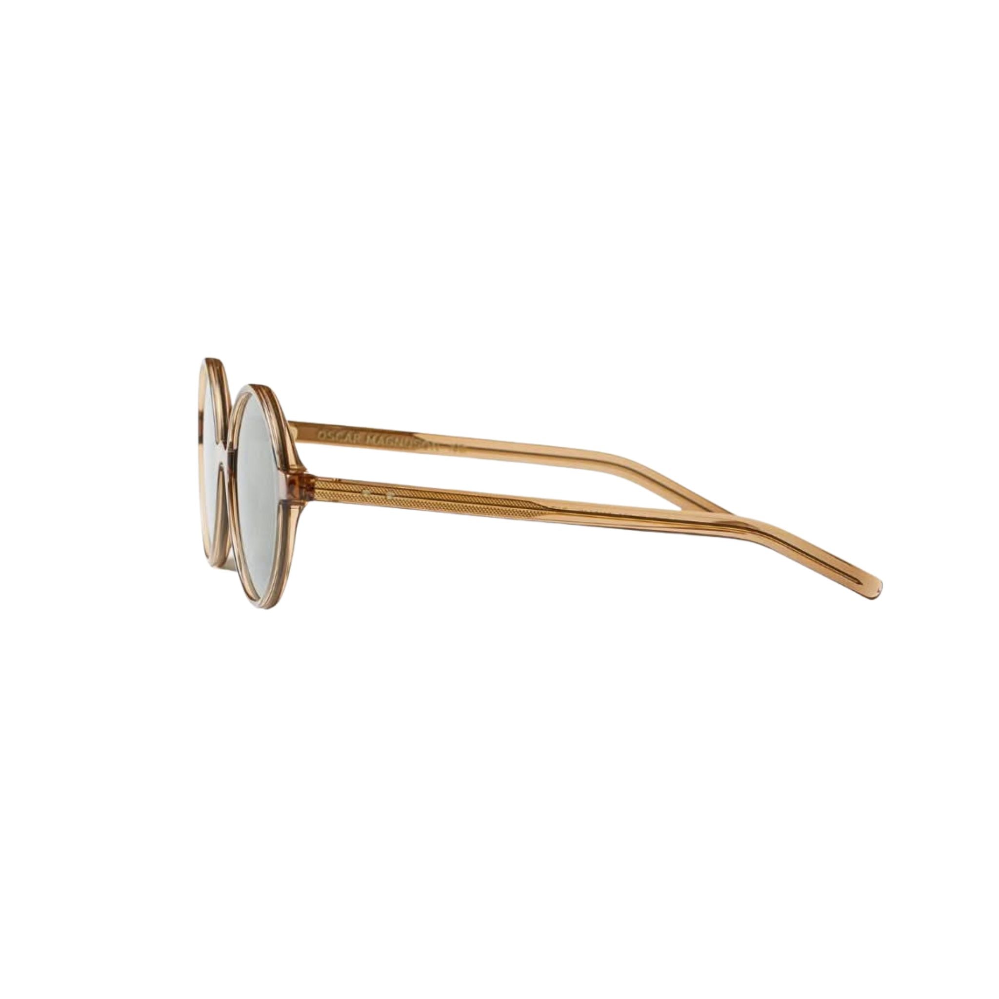 Die IRIS SUN Sonnenbrille in der exklusiven Farbe Crystal Caramel von Oscar Magnuson. Ideal für jeden Anlass, erhältlich bei Brillen Schneider in München